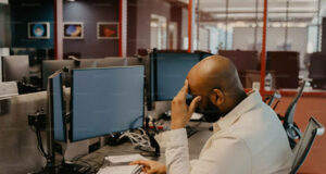 অফিসে দীর্ঘ সময় বসে কাজ করা মানুষদের জন্য ১০ মিনিটের সহজ ব্যায়াম রুটিন দীর্ঘ সময় বসে কাজ