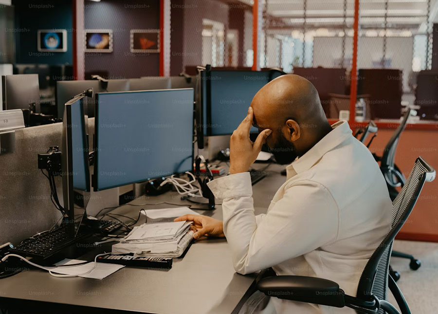 অফিসে দীর্ঘ সময় বসে কাজ করা মানুষদের জন্য ১০ মিনিটের সহজ ব্যায়াম রুটিন