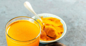 যে কারণে আপনার দিন শুরু করা উচিত হলুদ আর গোলমরিচের পানি দিয়ে হলুদ ও গোলমরিচের পানি