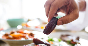 খেজুর দিয়ে রোজা ভাঙলে শরীরে কি হয়? খেজুর দিয়ে রোজা ভাঙলে