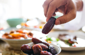 খেজুর দিয়ে রোজা ভাঙলে শরীরে কি হয়? খেজুর দিয়ে রোজা ভাঙলে