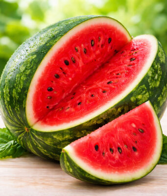 গরমে তরমুজ: শরীর ঠান্ডা রাখার সঙ্গে ১০টি অবিশ্বাস্য স্বাস্থ্য উপকারিতা গরমে তরমুজ খাওয়ার উপকারিতা