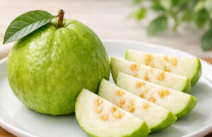 প্রতিদিন একটি পেয়ারা – শরীর থাকবে শক্তি ও পুষ্টিতে ভরা; সাথে একটি স্বাস্থ্যকর রেসিপি প্রতিদিন একটি পেয়ারা