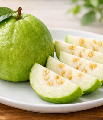 প্রতিদিন একটি পেয়ারা – শরীর থাকবে শক্তি ও পুষ্টিতে ভরা; সাথে একটি স্বাস্থ্যকর রেসিপি প্রতিদিন একটি পেয়ারা